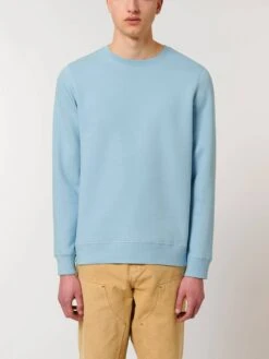 Unisex Sweatshirt Aus Bio-Baumwolle - Sky Blue 19 Unisex Sweatshirt Aus Bio-Baumwolle - Sky Blue -MELA Geschaft U868 232 hellblaues Sweatshirt mit Rundhalsausschnitt und breiten Rippbuendchen als Abschluesse vegan fair produziert 1280x1280