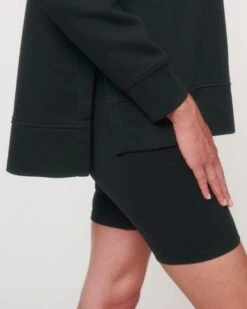 Oversized Raglan-Sweatshirt Aus Bio-Baumwolle - Black -MELA Geschaft W872 002 5 Detail Seitenschlitz mit breitem Abnaeher fair Fashion 1280x1280
