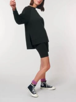 Oversized Raglan-Sweatshirt Aus Bio-Baumwolle - Black -MELA Geschaft W872 002 6 veganer Pullover fuer Frauen mit Rundhalsausschnitt und langen Seitenschlitzen schwarz 1280x1280