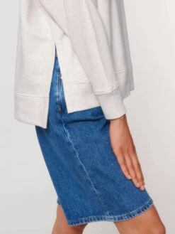 Oversized Raglan-Sweatshirt Aus Bio-Baumwolle - Cream Heather Grey -MELA Geschaft W872 680 5 nachhaltiger Pullover mit langen Seitenschlitzen und laengerer Rueckseite weite Passform vegan 1280x1280