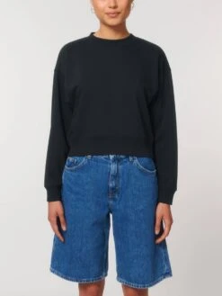Cropped Sweatshirt Aus Bio-Baumwolle - Black 8 Cropped Sweatshirt Aus Bio-Baumwolle - Black -MELA Geschaft W873 002 3 nachhaltiger bio pullover frauen bio baumwoll mix vegan fm front 1280x1280