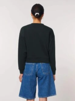 Cropped Sweatshirt Aus Bio-Baumwolle - Black 11 Cropped Sweatshirt Aus Bio-Baumwolle - Black -MELA Geschaft W873 002 6 medium fit sweater kurz geschnitten umweltschonend fair hergestellt fm back 1280x1280