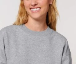 Cropped Sweatshirt Aus Bio-Baumwolle - Heather Grey 10 Cropped Sweatshirt Aus Bio-Baumwolle - Heather Grey -MELA Geschaft W873 250 5 hochwertiges terry sweatshirt ueberschnittene schultern fair fm detail 1280x1280