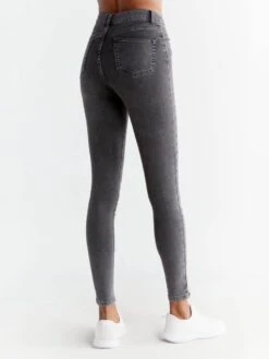 Skinny Fit Jeans Aus Bio-Baumwolle & Modal - Iron Gray -MELA Geschaft WD1015 163 4 Detail iron gray das verwaschene grau nachhaltig und fair produziert Evermind 1280x1280