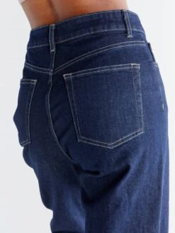 Mom Fit Jeans Aus Bio-Baumwolle - Dark Slate Blue 13 Mom Fit Jeans Aus Bio-Baumwolle - Dark Slate Blue -MELA Geschaft WN1009 215 damen mom fit jeans nachhaltiger denim style detail 1280x1280
