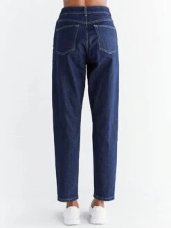 Mom Fit Jeans Aus Bio-Baumwolle - Dark Slate Blue 10 Mom Fit Jeans Aus Bio-Baumwolle - Dark Slate Blue -MELA Geschaft WN1009 215 damen mom fit organic cotton faire herstellungsbedingungen back 1280x1280