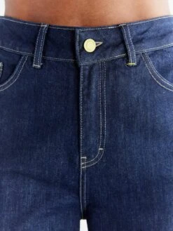 Mom Fit Jeans Aus Bio-Baumwolle - Dark Slate Blue 11 Mom Fit Jeans Aus Bio-Baumwolle - Dark Slate Blue -MELA Geschaft WN1009 215 fair fashion jeans peta approved vegan detail 1280x1280