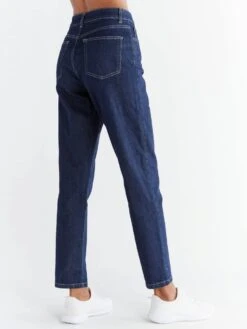 Mom Fit Jeans Aus Bio-Baumwolle - Dark Slate Blue 9 Mom Fit Jeans Aus Bio-Baumwolle - Dark Slate Blue -MELA Geschaft WN1009 215 oeko jeans locker am oberschenkel high waist back 1280x1280