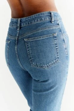 Straight Fit Jeans Aus Bio-Baumwolle - Day Sky Blue 11 Straight Fit Jeans Aus Bio-Baumwolle - Day Sky Blue -MELA Geschaft WQ1009 325 damen jeans minimalistisches design ohne nieten detail back 1280x1280