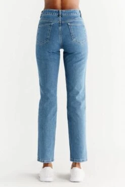 Straight Fit Jeans Aus Bio-Baumwolle - Day Sky Blue 10 Straight Fit Jeans Aus Bio-Baumwolle - Day Sky Blue -MELA Geschaft WQ1009 325 fair fashion jeans umweltschonende herstellung back 1280x1280