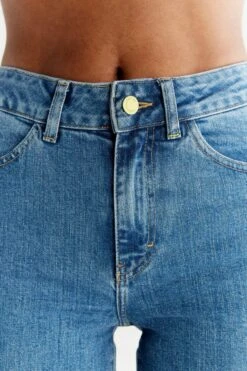 Straight Fit Jeans Aus Bio-Baumwolle - Day Sky Blue 12 Straight Fit Jeans Aus Bio-Baumwolle - Day Sky Blue -MELA Geschaft WQ1009 325 nachhaltige damen jeans ecofair mit knopf und reissverschluss detail 1280x1280