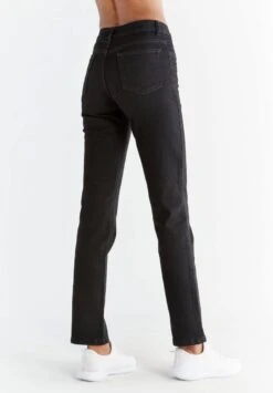 Straight Fit Jeans Aus Bio-Baumwolle - Coal Black -MELA Geschaft WQ1010 104 gerade geschnittene damen jeans nachhaltiges material back 1280x1280