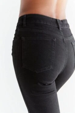 Straight Fit Jeans Aus Bio-Baumwolle - Coal Black -MELA Geschaft WQ1010 104 vegane damen jeans ohne nieten oder label detail back 1280x1280