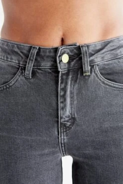 Straight Fit Jeans Aus Bio-Baumwolle - Carbon Gray 12 Straight Fit Jeans Aus Bio-Baumwolle - Carbon Gray -MELA Geschaft WQ1010 145 evermind damen jeans straight fit nachhaltiges material detail 1280x1280