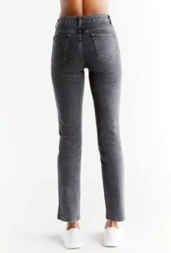 Straight Fit Jeans Aus Bio-Baumwolle - Carbon Gray 10 Straight Fit Jeans Aus Bio-Baumwolle - Carbon Gray -MELA Geschaft WQ1010 145 faire basic jeans bio qualitaet cleanes design back 1280x1280