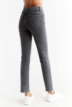 Straight Fit Jeans Aus Bio-Baumwolle - Carbon Gray 9 Straight Fit Jeans Aus Bio-Baumwolle - Carbon Gray -MELA Geschaft WQ1010 145 gerade geschnittene frauen jeans faire bedingungen back 1280x1280
