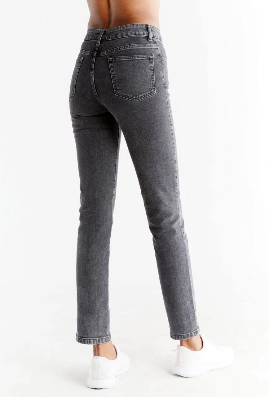 Straight Fit Jeans Aus Bio-Baumwolle - Carbon Gray 3 Straight Fit Jeans Aus Bio-Baumwolle - Carbon Gray – Bild 3