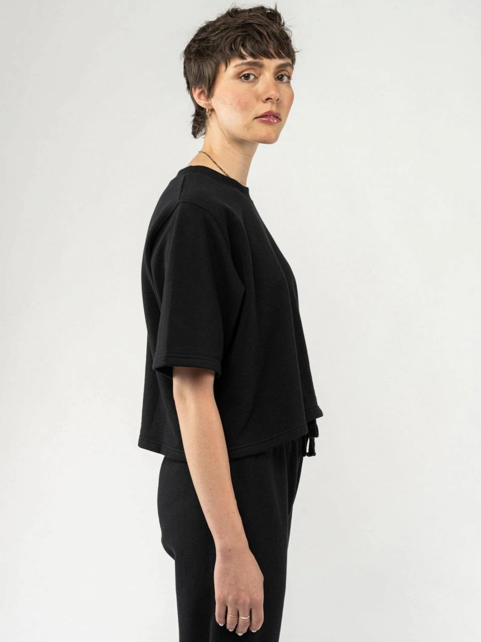 Mela Fairtrade Kurzarm Sweatshirt Deepali Aus Bio-Baumwolle - Schwarz 3 Mela Fairtrade Kurzarm Sweatshirt Deepali Aus Bio-Baumwolle - Schwarz – Bild 3