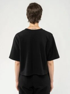 Mela Fairtrade Kurzarm Sweatshirt Deepali Aus Bio-Baumwolle - Schwarz 10 Mela Fairtrade Kurzarm Sweatshirt Deepali Aus Bio-Baumwolle - Schwarz -MELA Geschaft deepali bla 03 hochwertig verarbeitets Damen Shirt weit geschnitten mit Rundhalsausschnitt Rueckansicht 1280x1280