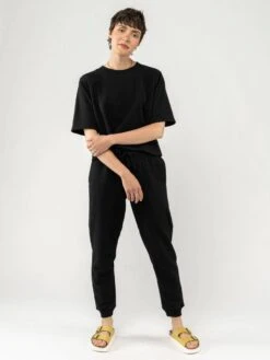 Mela Fairtrade Kurzarm Sweatshirt Deepali Aus Bio-Baumwolle - Schwarz 11 Mela Fairtrade Kurzarm Sweatshirt Deepali Aus Bio-Baumwolle - Schwarz -MELA Geschaft deepali bla 04 laessig geschnittenes T Shirt fuer Frauen mit halblangen Aermeln aus schwerem french terry Stoff schwarz 1280x1280