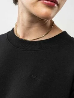 Mela Fairtrade Kurzarm Sweatshirt Deepali Aus Bio-Baumwolle - Schwarz 13 Mela Fairtrade Kurzarm Sweatshirt Deepali Aus Bio-Baumwolle - Schwarz -MELA Geschaft deepali bla 05 veganes T Shirt mit Rundhalsausschnitt mit feinen Rippbuendchen eingefasst oekofair produziert Melawear 1280x1280