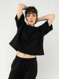 Mela Fairtrade Kurzarm Sweatshirt Deepali Aus Bio-Baumwolle - Schwarz 12 Mela Fairtrade Kurzarm Sweatshirt Deepali Aus Bio-Baumwolle - Schwarz -MELA Geschaft deepali bla 06 Bio Baumwoll T Shirt fuer Frauen schwarz aus GOTS zertifizierter Bio Baumwolle aus schwerem Sweat Stoff 1280x1280