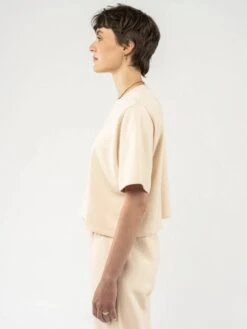 Mela Fairtrade Kurzarm Sweatshirt Deepali Aus Bio-Baumwolle - Oat -MELA Geschaft deepali oat 02 veganes oversized Damenshirt aus reiner Bio Baumwolle weite Passform halblange Aermel 1280x1280