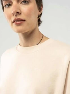 Mela Fairtrade Kurzarm Sweatshirt Deepali Aus Bio-Baumwolle - Oat -MELA Geschaft deepali oat 05 Oversized T Shirt aus schwerem Terry Stoff vegan und fair produziert von Melawear mit Rundhalsausschnitt und feinem Rippbuendchen 1280x1280