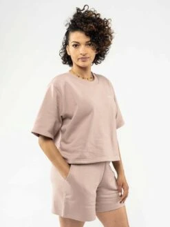 Mela Fairtrade Kurzarm Sweatshirt Deepali Aus Bio-Baumwolle - Rose -MELA Geschaft deepali rose 02 laessiges T Shirt fuer Frauen aus schwerem Sweatstoff mit halblangen Aermeln in altrosa 1280x1280