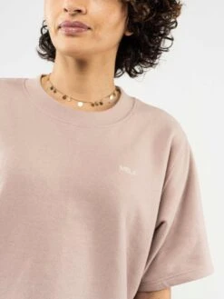 Mela Fairtrade Kurzarm Sweatshirt Deepali Aus Bio-Baumwolle - Rose -MELA Geschaft deepali rose 05 veganes oversized T Shirt aus dickem Sweat Stoff mit dezentem Logo und Rundhalsausschnitt mit feinem Rippbuendchen 1280x1280