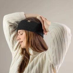 Strickjacke Aus Bio-Baumwolle Und Bio-Wolle - Cream 10 Strickjacke Aus Bio-Baumwolle Und Bio-Wolle - Cream -MELA Geschaft detail strickcardigan nachhaltige naturmode living crafts 62828 265 1280x1280