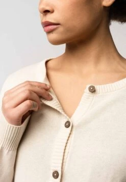 Mela Cardigan Aus Bio-Baumwolle - Cream 9 Mela Cardigan Aus Bio-Baumwolle - Cream -MELA Geschaft fairtrade cotton damen cardigan figurbetont geschnitten 100 310 crm 1280x1280