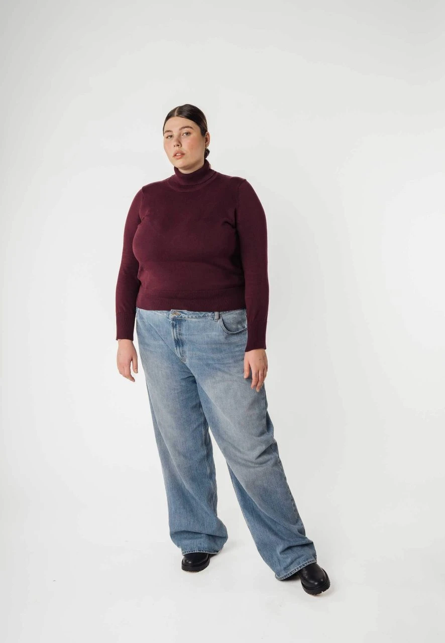 Mela Fairtrade Rollkragenpullover Mayura Aus Bio-Baumwolle - Rosine 6 Mela Fairtrade Rollkragenpullover Mayura Aus Bio-Baumwolle - Rosine – Bild 6