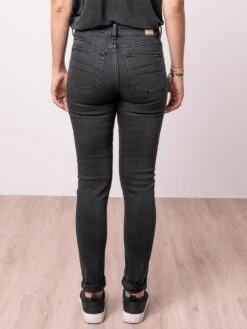 Slim Fit Jeans Aus Bio-Baumwolle - Black Washed -MELA Geschaft nachhaltige schwarze jeans frauen biologisch abbaubares elastan 890rt 1280x1280